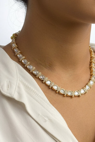 Oval-cut moissanite set